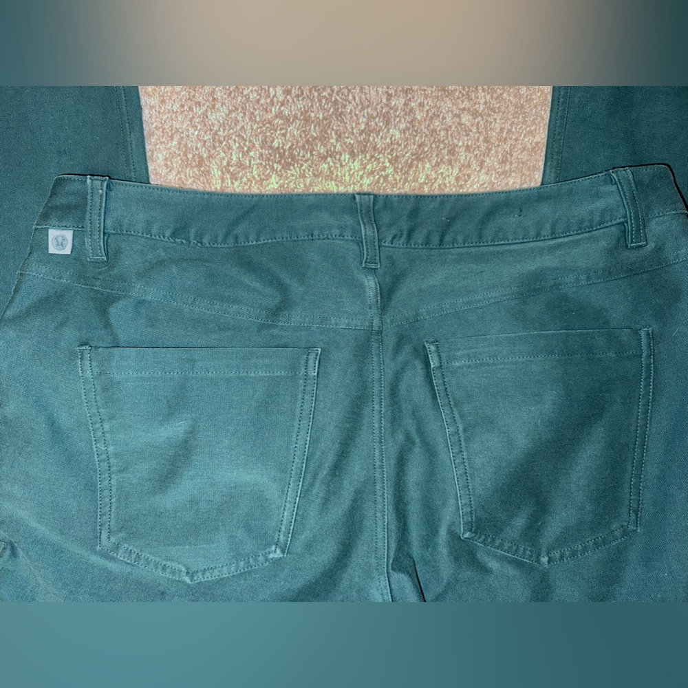 LULULEMON MEN’S GREEN PANTS SIZE 33